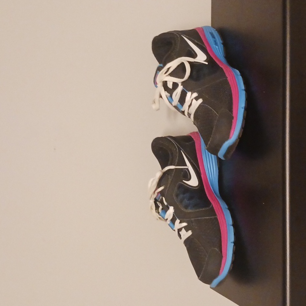 Woman's Nike Tennis Shoes